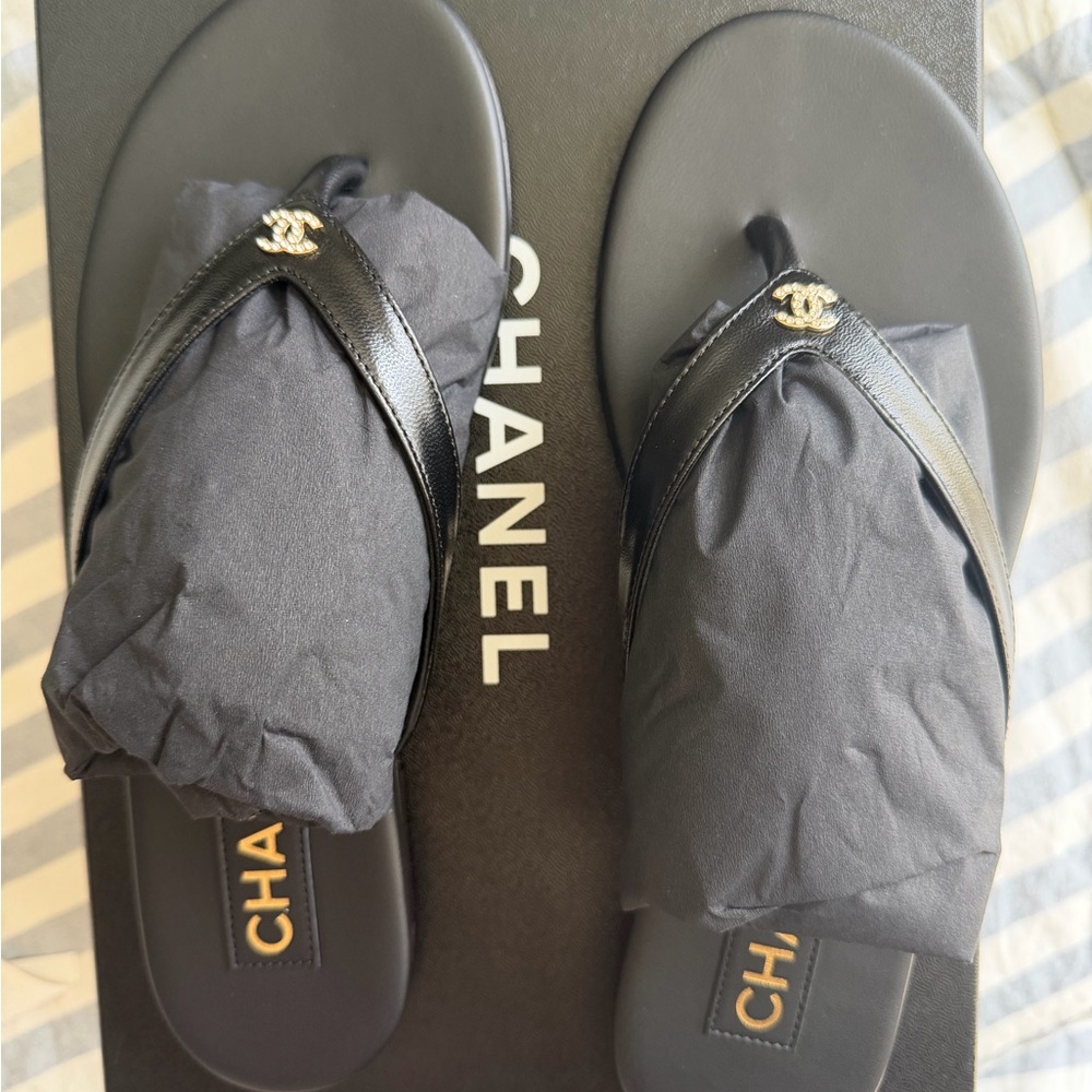 CHANEL Black Leather CC Logo Thong Sandals - Picture 2 of 3